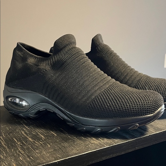 Black Slip-On Women’s Sneakers 9 - Picture 2 of 6